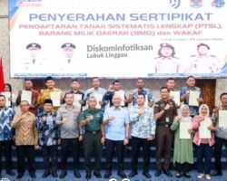 Wali Kota Lubuk Linggau Serahkan 123 Sertifikat PTSL BMD dan Wakaf