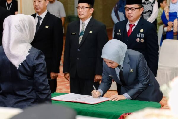 Bupati Musi Rawas Hj. Ratna Machmud Lantik 8 Pejabat Eselon II