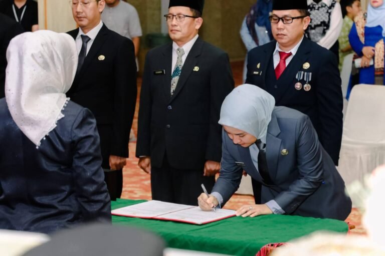 Bupati Musi Rawas Hj. Ratna Machmud Lantik 8 Pejabat Eselon II