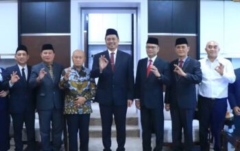Bupati OKU Selatan Abusama Serahkan SK Pensiun dan Bantuan Purna Bhakti Kepada Asisten III Setda