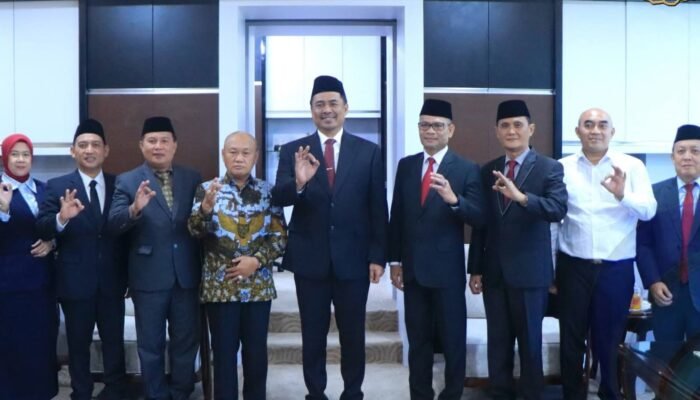 Bupati OKU Selatan Abusama Serahkan SK Pensiun dan Bantuan Purna Bhakti Kepada Asisten III Setda